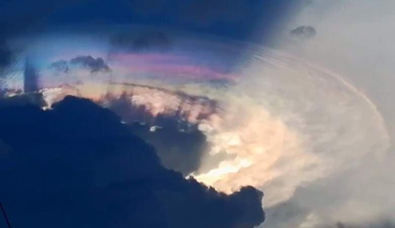 Osupljiv mavrični disk zajet nad Filipini.