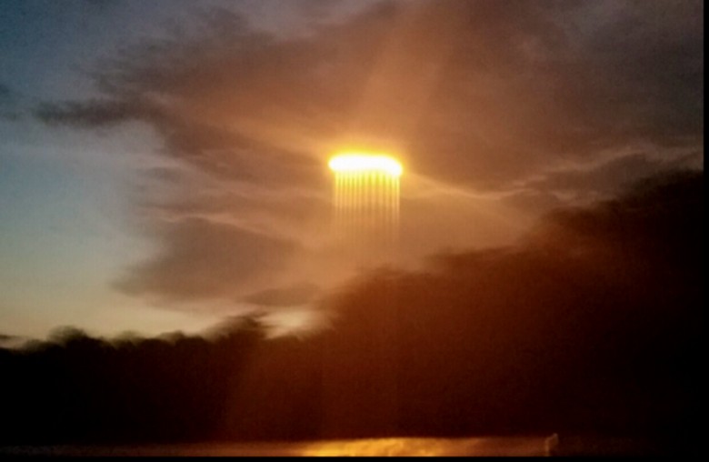 Neverjetna nebesna anomalija, fotografirana nad reko Missouri,