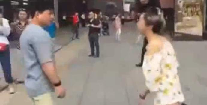 Kitajci, ki so se srečali na internetu, so se na prvem zmenku spopadli.