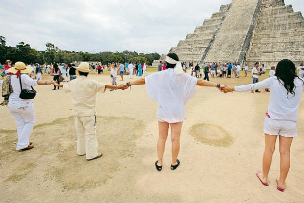 21. decembra so ljudje z vsega sveta prišli v epicenter smrti človeštva (v Mehiko). Več tukaj.