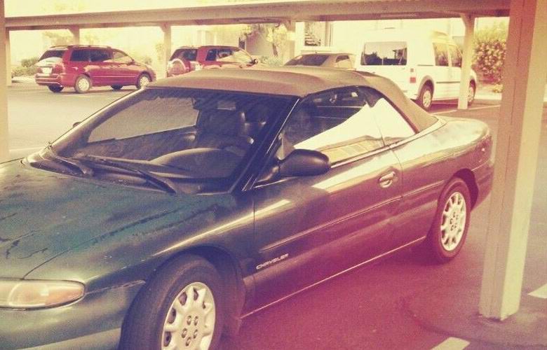 Na stari fotografiji je bil najden duh ali demonska entiteta v avtomobilu.