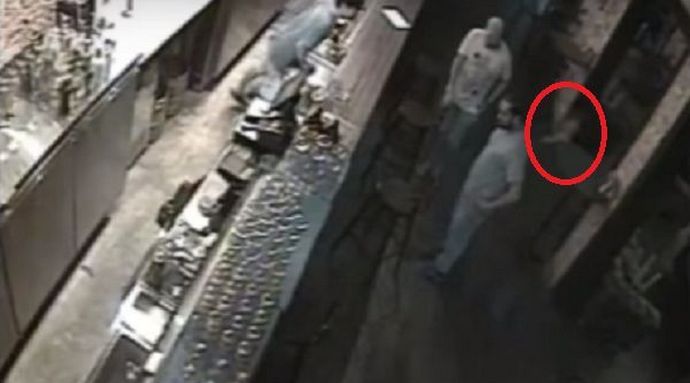 Ghost je pokukal v kitajski bar