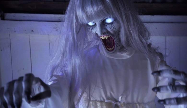 Duhovno dekle je pred kamero v perujski banki bežalo.