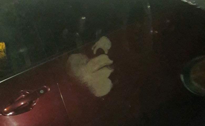 Na avtomobilu so se pojavili srhljivi odtisi obrazov in dlani