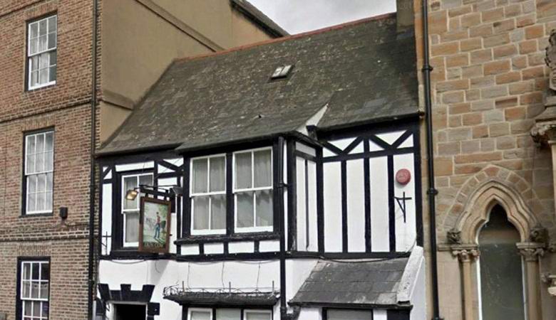 Duhovit obraz je bil fotografiran v starem pubu.