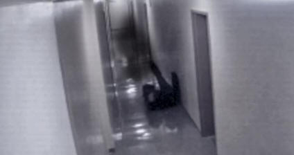 Duh v senci je moškega povlekel za nogo