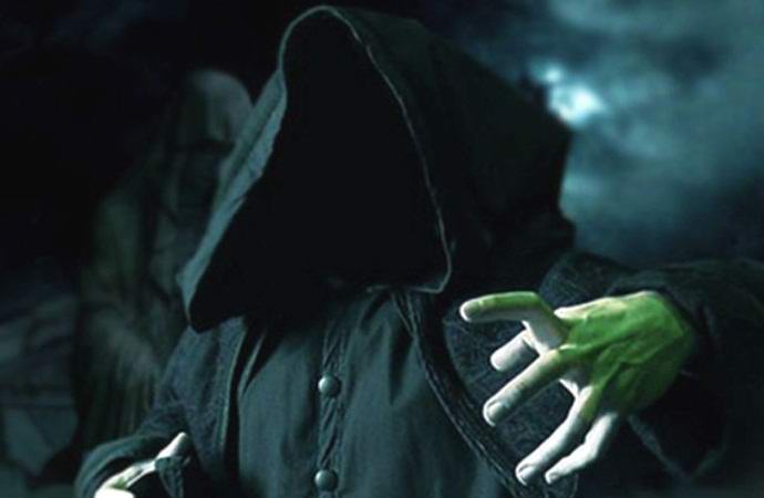 Duh črnega meniha se je ponovno prikazal v ogledalu