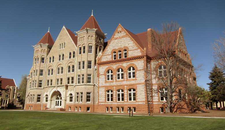 Duh deklice, ujet v oknu univerze.