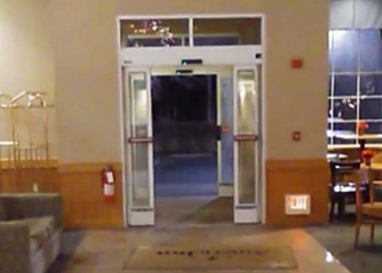 Duh se odpre in zapre vhodna vrata hotela.