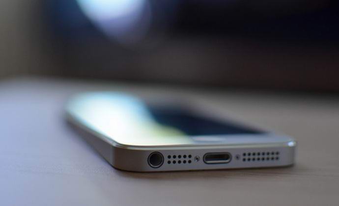 Duh je poskušal dostopati do ameriškega pametnega telefona