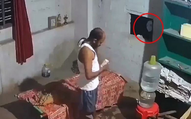 Duhovi nas nenehno opazujejo.