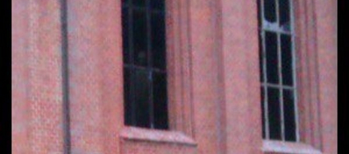 Na fotografijah in videoposnetkih se še naprej pojavljajo duhovi.