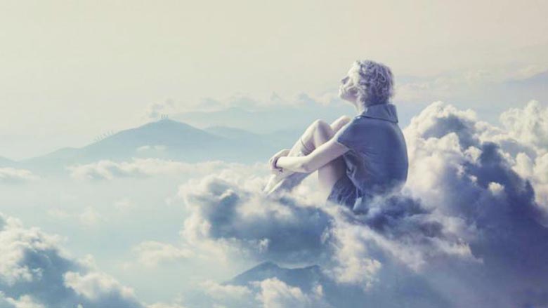 Človeška figura, ki se sprehaja skozi oblake, se je uvrstila v videoposnetek.