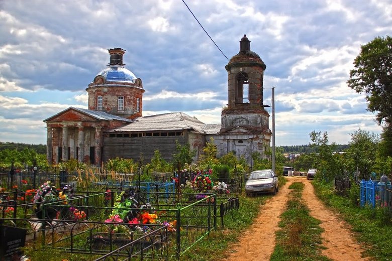Sprehod po pokopališču ni tako neškodljiv, kot se zdi.