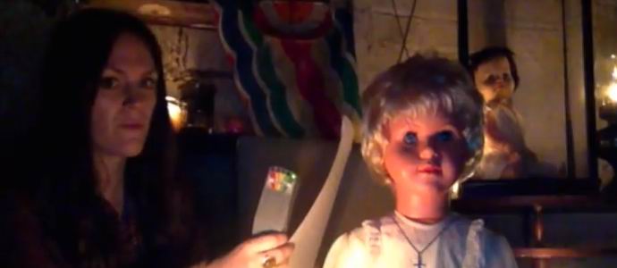 Prekleta britanska lutka povzroča, da ljudje čutijo slabost in bolečine v prsih.