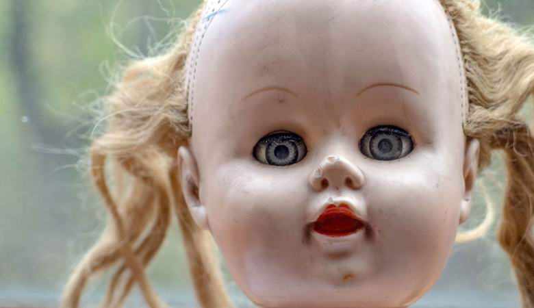 Prekleta lutka obrne glavo, utripa in govori