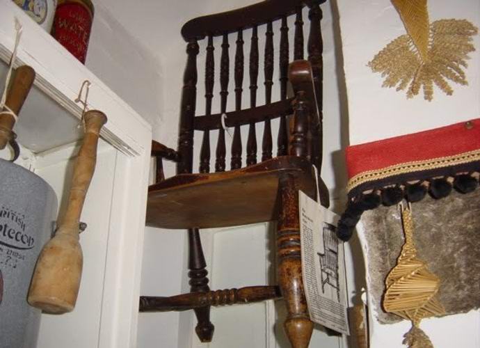 Prekleti stol ubije vse, ki sedijo na njem.