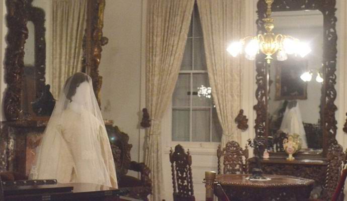 Prekleta obleka zaživi in ​​se premakne sama od sebe