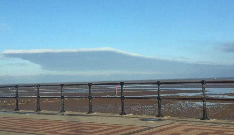 Nad tlemi se spet opazi pravokoten oblak.