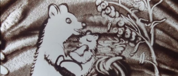 Psiholog zdravi otroke s slikanjem na mivki