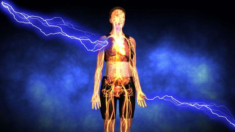 Popotnika je ujela strela, ki ga je prizadela.