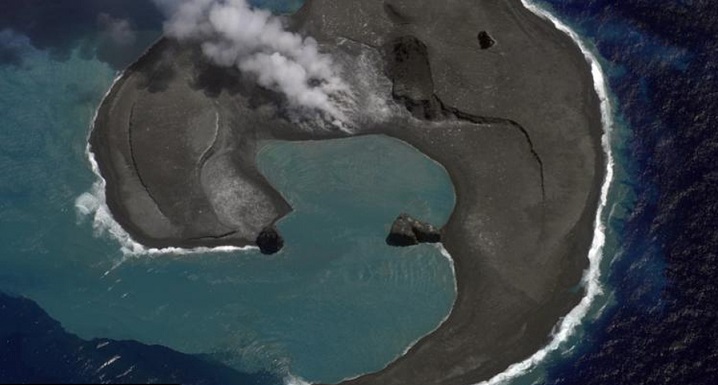 Razkrita je skrivnost nenadnega pojavljanja velikanskih kupolov na gladini morja.