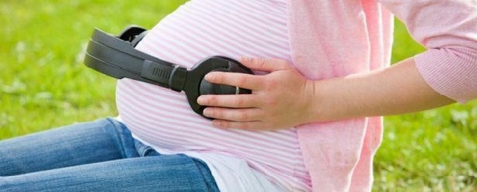 Dojenček v maternici ploska po rokah