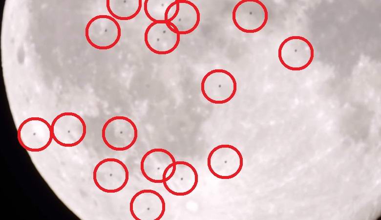 Roj nejasnih predmetov je letel na ozadju polne lune.