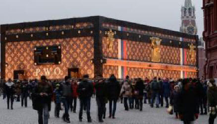 Rusi so ogorčeni nad pojavom skrinje na Rdečem trgu