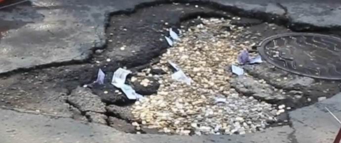 Rusi so z denarjem bombardirali jamo