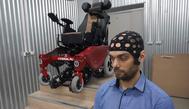 Rus je ustvaril invalidski voziček, ki ga poganja moč misli