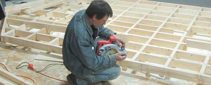 Rus ustvari arke, ki jo je treba rešiti med poplavo.