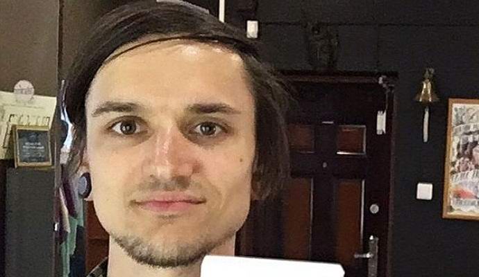 V prsni koš Rusa so vsadili kompas