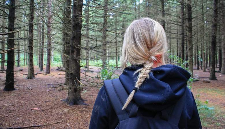 Rusinja trdi, da je posvojena hči skrivnostnih pasjih bitij