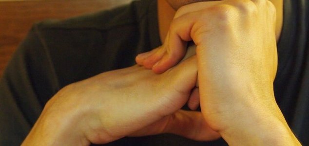 Človeške roke so bolj primitivne od šimpanzov.