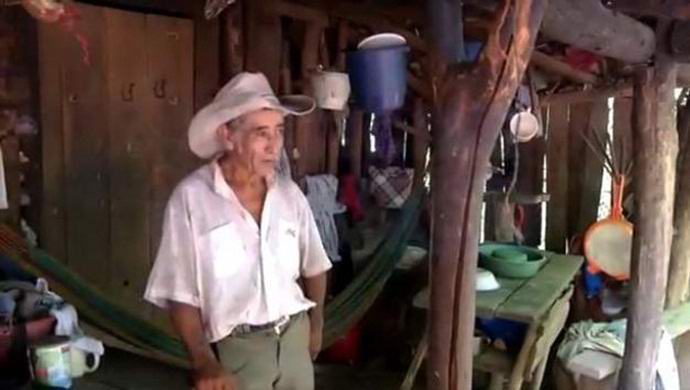 Salvadoran osemnajst let kopa skrivnostno luknjo