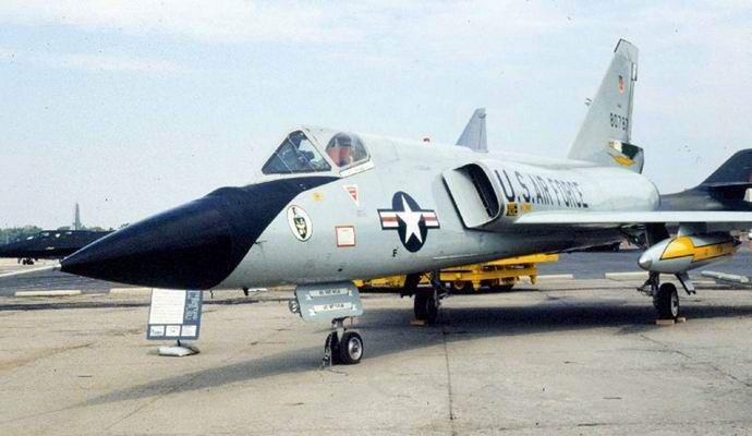 Letalo mistično leti in pristane brez pilota