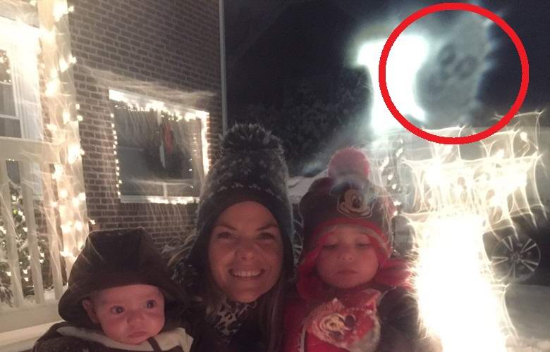 Družina je po naključju fotografirala veselega božičnega duha.