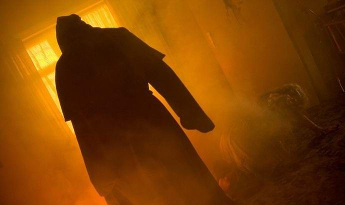 Fotografiral duha črnega meniha v ogledalu