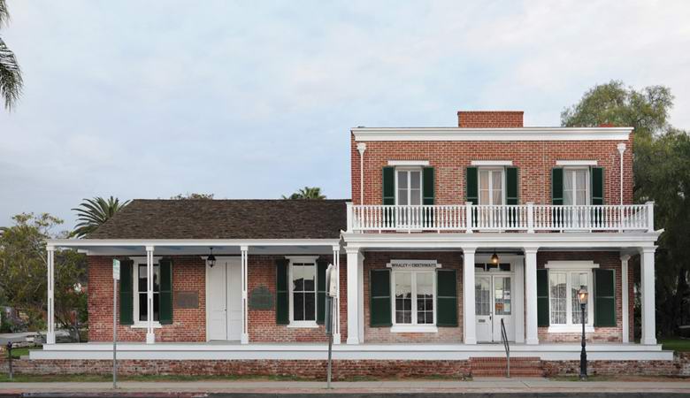 Fotografiral duha ženske z dolgimi lasmi