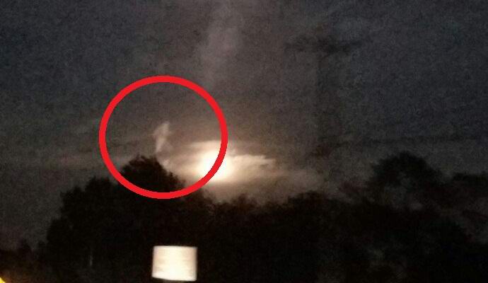 Fotografiral žarečega človeka na nebu