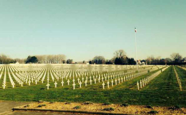 Šolar je fotografiral duha, ki je čuval grobove vojakov.