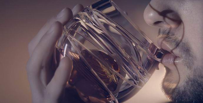 Škoti so izumili kozarec za pitje viskija z ničelno težo.