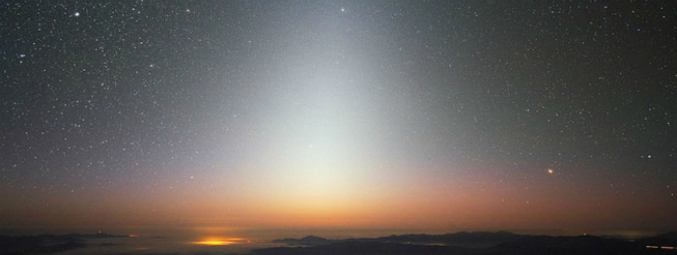 Svetleča piramida v somračni svetlobi