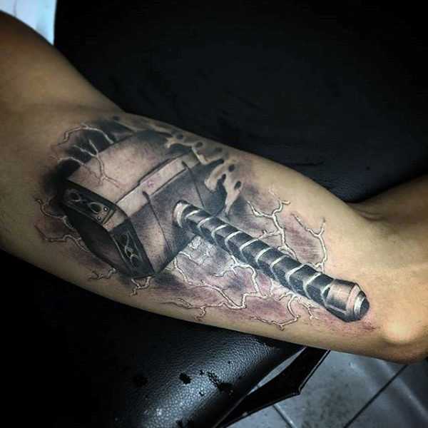tatoo kladivo thor pomen 