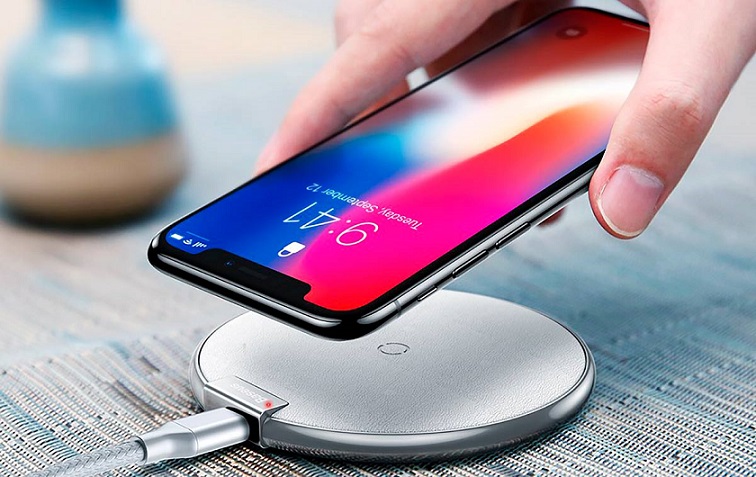 Pametni telefon se lahko polni dva metra od polnilca.