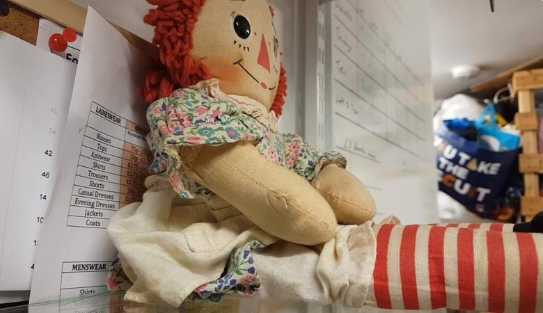 Ogledamo edinstven videoposnetek: krpa lutka se spontano premakne.