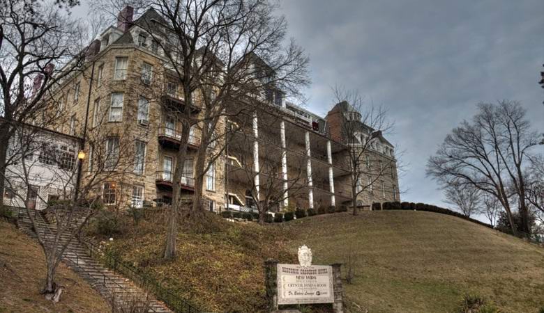 Na stotine plovil s skrivnostno vsebino so našli v bližini starega hotela.