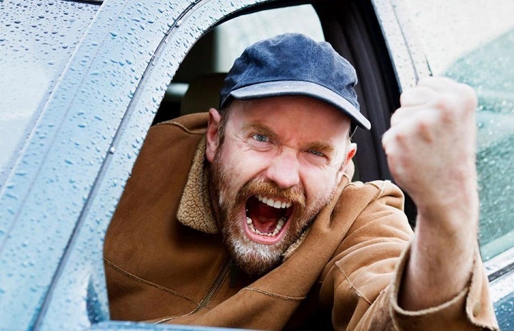 Stroški avtomobila in nevljudnost na cestah imajo povezavo.