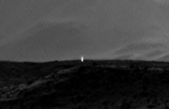 Steber svetlobe ponoči na Marsu